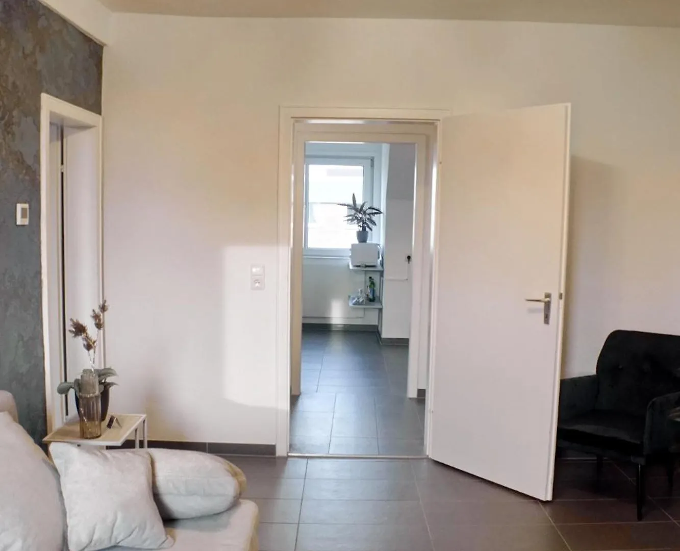 Modernes, Zentrales Apartment In Troisdorf, Region Koeln Bonn, 3 Etage, Maximal Fuer 4 Personen, Parkplatz & Netflix Inklusive